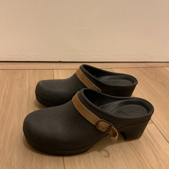 Crocs Sarah Clogs Dual Comfort Brown With Tan Suede Strap - Picture 1 of 3